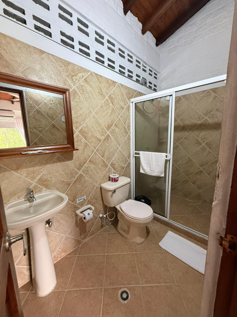 HOSTERIA HORIZONTES CAUCASIA - HABITACIÓN DELUXE UNA CAMA 2